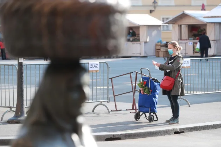Nema &scaron;vercanja: Interventna policija regulirala građane na tržnici Dolac