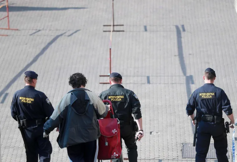 Nema &scaron;vercanja: Interventna policija regulirala građane na tržnici Dolac