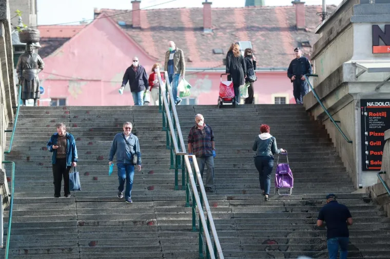 Nema &scaron;vercanja: Interventna policija regulirala građane na tržnici Dolac