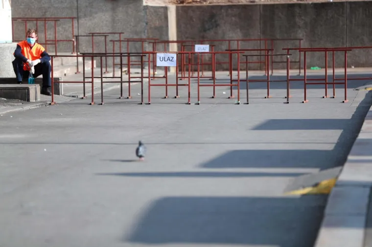 Nema &scaron;vercanja: Interventna policija regulirala građane na tržnici Dolac