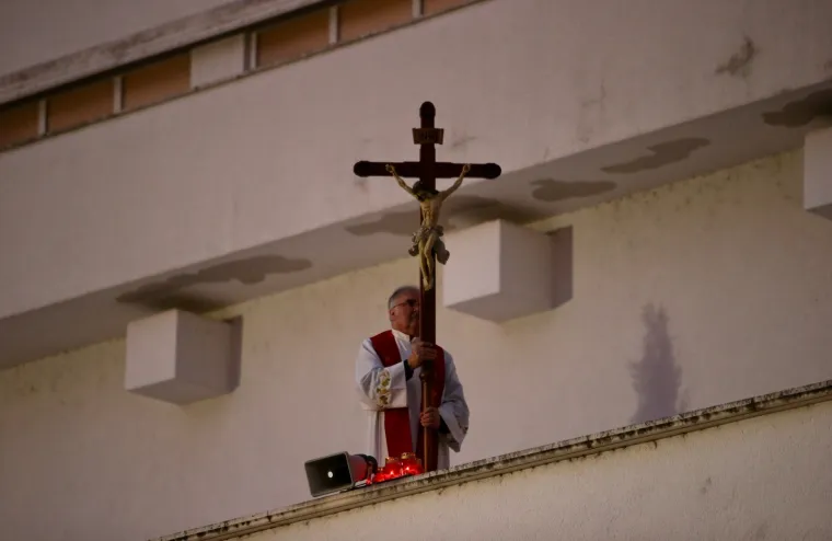 Vjera u doba korone: Pogledajte kako se splitski župnik sna&scaron;ao i blagoslovio vjernike!