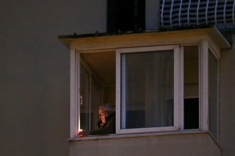 Vjera u doba korone: Pogledajte kako se splitski župnik sna&scaron;ao i blagoslovio vjernike!