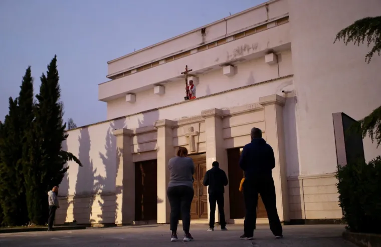 Vjera u doba korone: Pogledajte kako se splitski župnik sna&scaron;ao i blagoslovio vjernike!