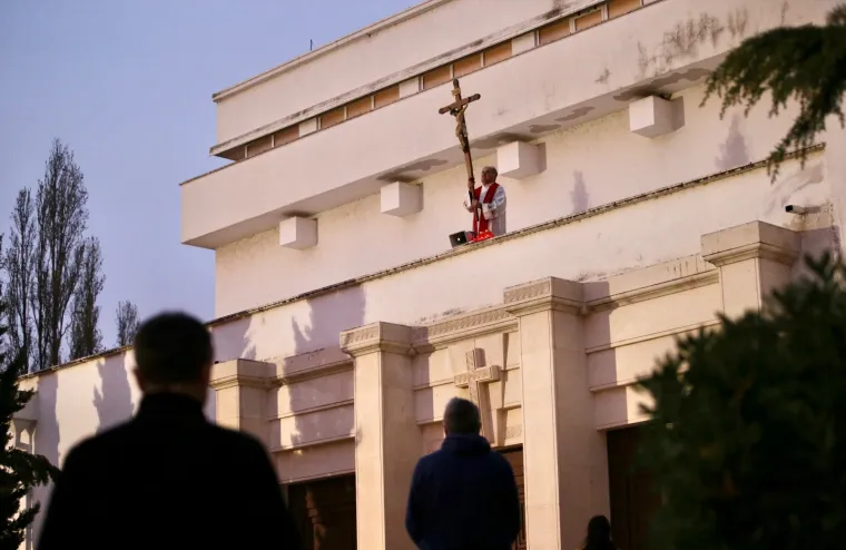 Vjera u doba korone: Pogledajte kako se splitski župnik sna&scaron;ao i blagoslovio vjernike!