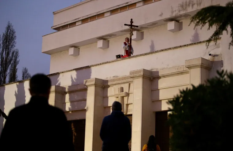 Vjera u doba korone: Pogledajte kako se splitski župnik sna&scaron;ao i blagoslovio vjernike!