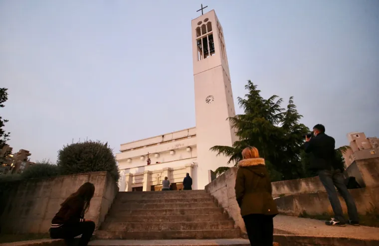 Vjera u doba korone: Pogledajte kako se splitski župnik sna&scaron;ao i blagoslovio vjernike!