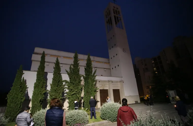 Vjera u doba korone: Pogledajte kako se splitski župnik sna&scaron;ao i blagoslovio vjernike!