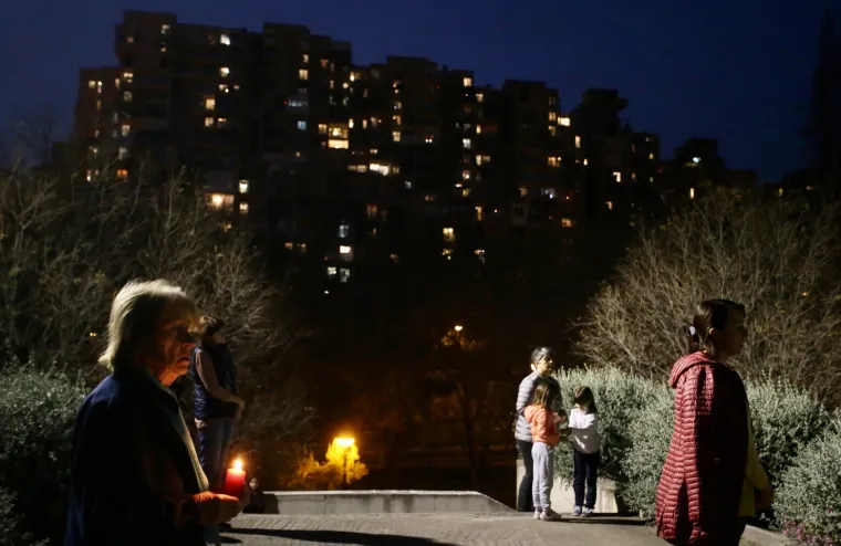 Vjera u doba korone: Pogledajte kako se splitski župnik sna&scaron;ao i blagoslovio vjernike!