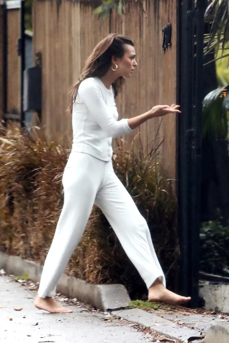 Emily Ratajkowski u panici je izjurila iz kuće bosonoga nakon što je njezin pas Colombo pobjegao kroz otvorena vrata njezina doma u Los Angelesu.