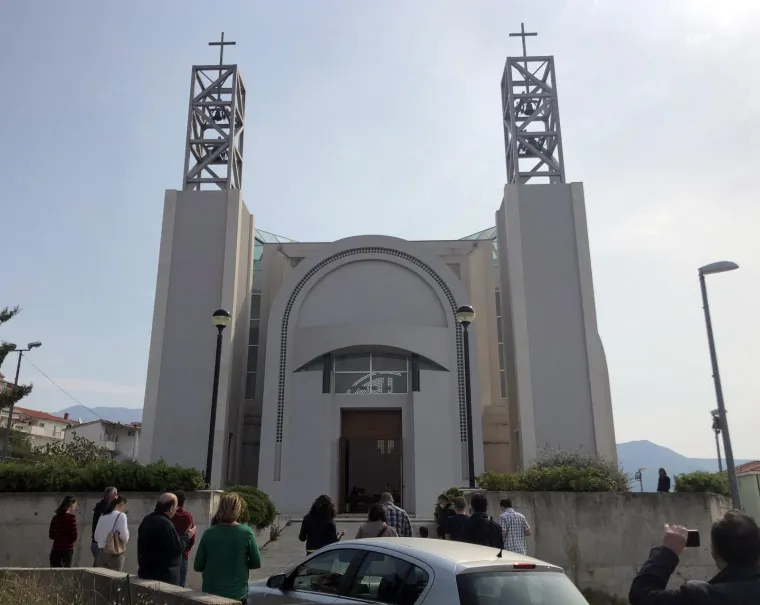 Vjernici su se okupili ispred crkve na Sirobuji