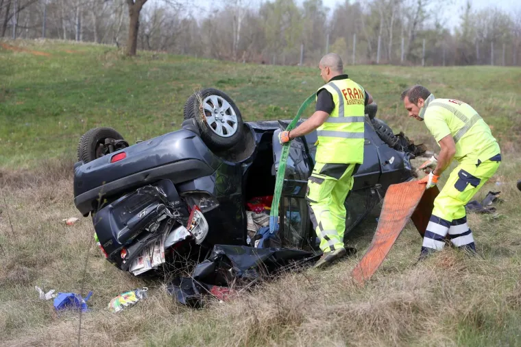 Auto sletio s ceste kod Vukove Gorice i prevrnuo se na krov: Varaždinka je imala srčani udar?