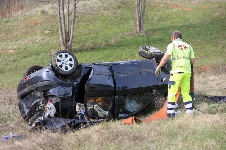 Auto sletio s ceste kod Vukove Gorice i prevrnuo se na krov: Varaždinka je imala srčani udar?