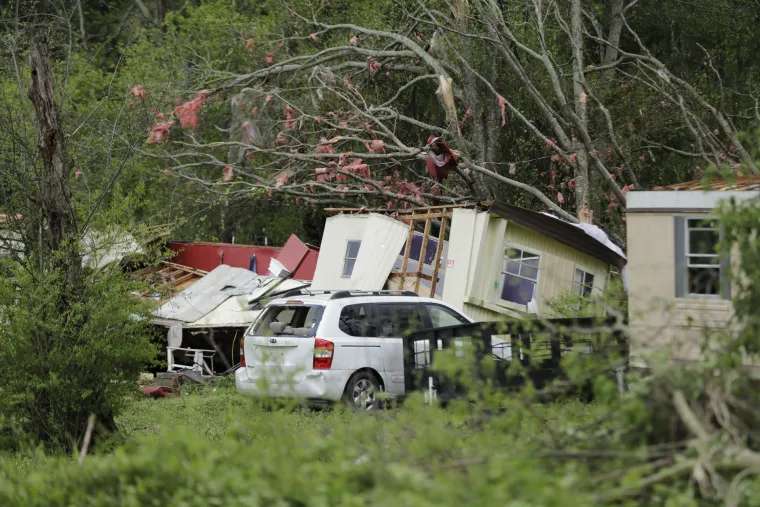 Tornado uni&scaron;tio sve pred sobom: Najmanje 32 mrtvih, u nekim državama izvanredno stanje