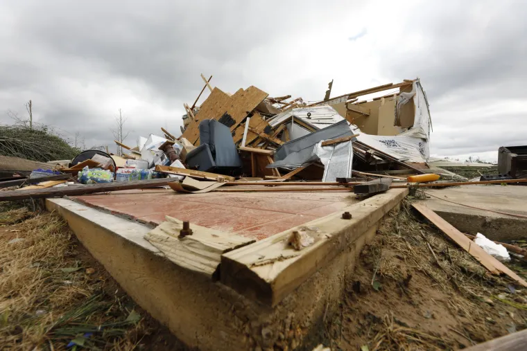 Tornado uni&scaron;tio sve pred sobom: Najmanje 32 mrtvih, u nekim državama izvanredno stanje