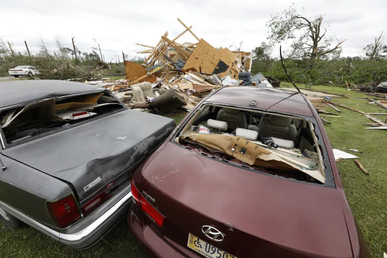 Tornado uni&scaron;tio sve pred sobom: Najmanje 32 mrtvih, u nekim državama izvanredno stanje
