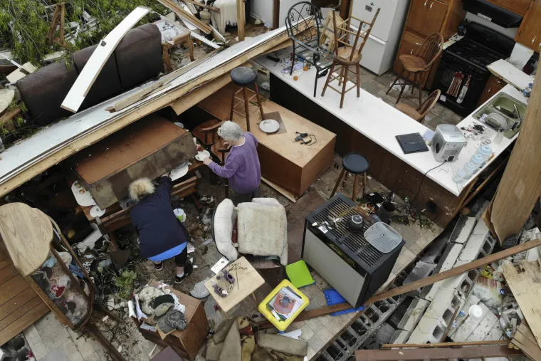 Tornado uni&scaron;tio sve pred sobom: Najmanje 32 mrtvih, u nekim državama izvanredno stanje