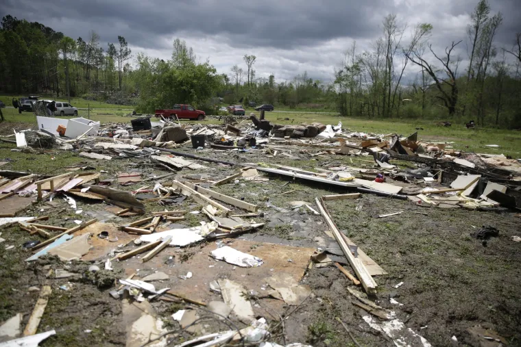Tornado uni&scaron;tio sve pred sobom: Najmanje 32 mrtvih, u nekim državama izvanredno stanje