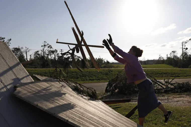 Tornado uni&scaron;tio sve pred sobom: Najmanje 32 mrtvih, u nekim državama izvanredno stanje