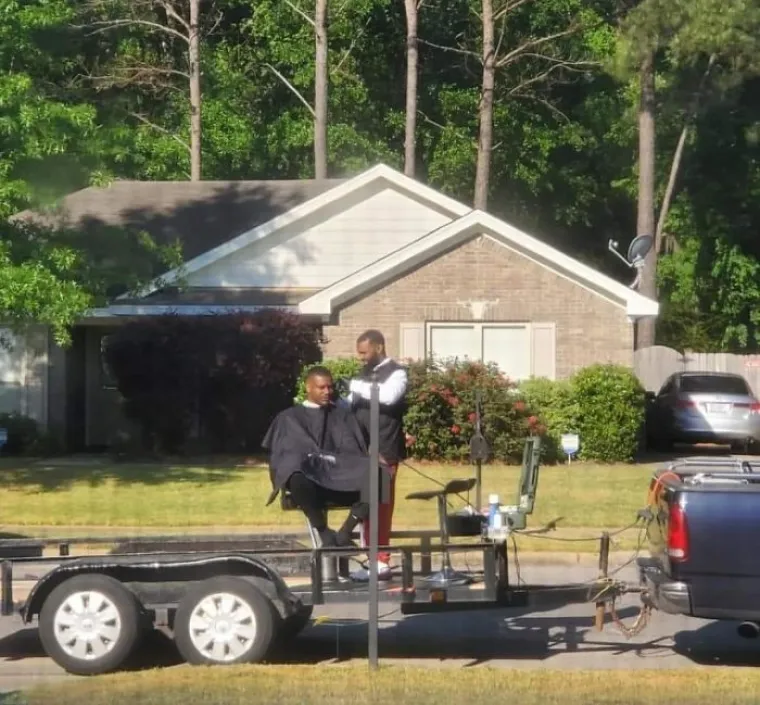 MASOVNO DIJELE PRAVE PRIMJERE COVIDIOTA: Važno da su se opremili maskama i rukavicama, a to kako ih rabe je manje važno