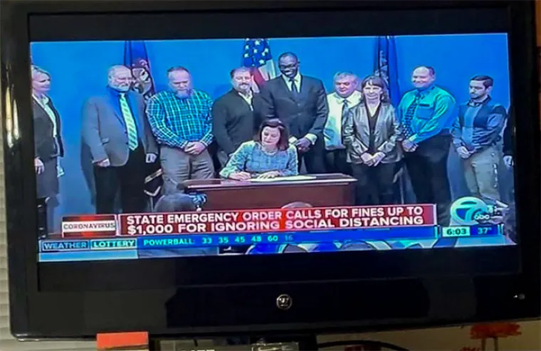 MASOVNO DIJELE PRAVE PRIMJERE COVIDIOTA: Važno da su se opremili maskama i rukavicama, a to kako ih rabe je manje važno