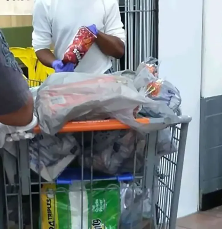 MASOVNO DIJELE PRAVE PRIMJERE COVIDIOTA: Važno da su se opremili maskama i rukavicama, a to kako ih rabe je manje važno