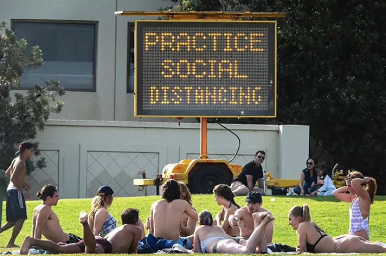 MASOVNO DIJELE PRAVE PRIMJERE COVIDIOTA: Važno da su se opremili maskama i rukavicama, a to kako ih rabe je manje važno