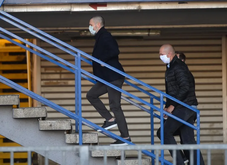 [FOTO] SNIMLJEN DOLAZAK BJELICE NA MAKSIMIR: Na pregovore o raskidu ugovora stigao s maskom na licu i novom frizurom