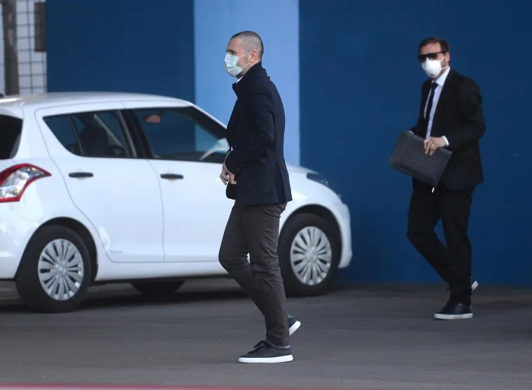 [FOTO] SNIMLJEN DOLAZAK BJELICE NA MAKSIMIR: Na pregovore o raskidu ugovora stigao s maskom na licu i novom frizurom