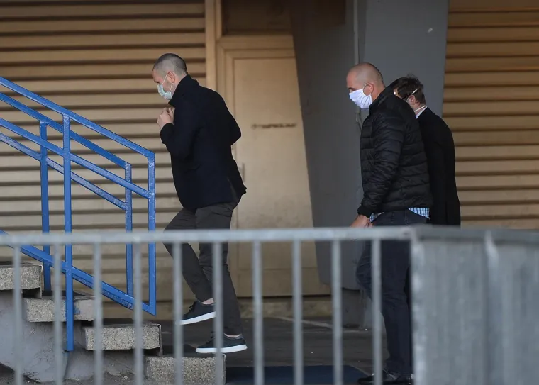 [FOTO] SNIMLJEN DOLAZAK BJELICE NA MAKSIMIR: Na pregovore o raskidu ugovora stigao s maskom na licu i novom frizurom