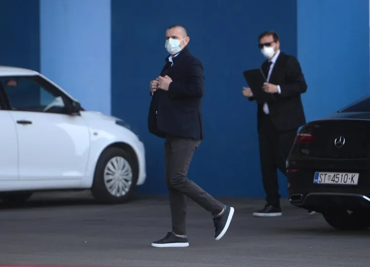 [FOTO] SNIMLJEN DOLAZAK BJELICE NA MAKSIMIR: Na pregovore o raskidu ugovora stigao s maskom na licu i novom frizurom