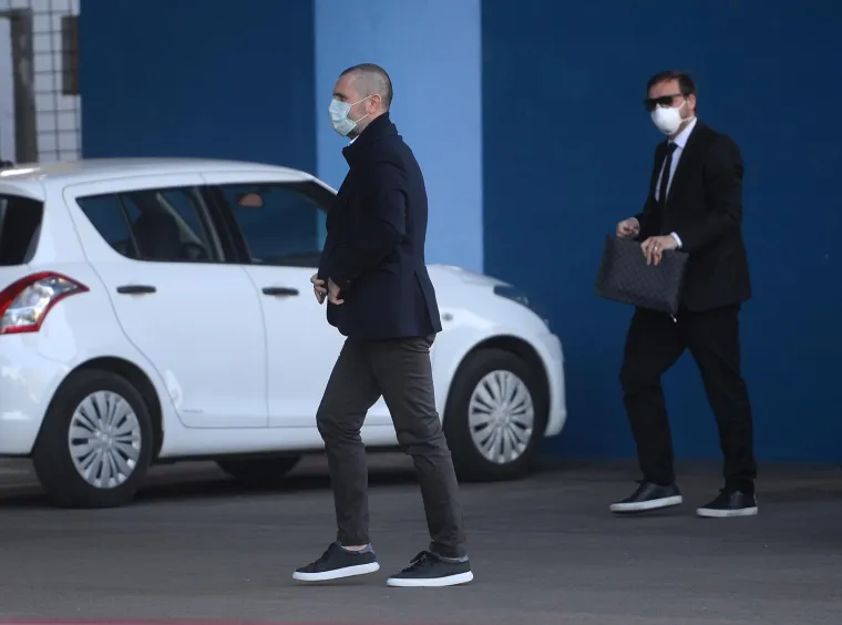 [FOTO] SNIMLJEN DOLAZAK BJELICE NA MAKSIMIR: Na pregovore o raskidu ugovora stigao s maskom na licu i novom frizurom