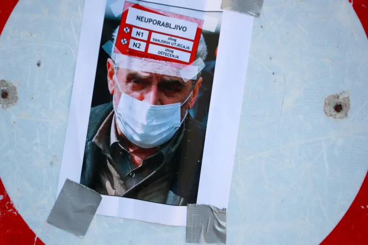 BANDIĆ NA METI KRITIKE: Netko je na njegovu fotku prilijepio naljepnicu 'neuporabljivo' i postavio na znak u Ilici