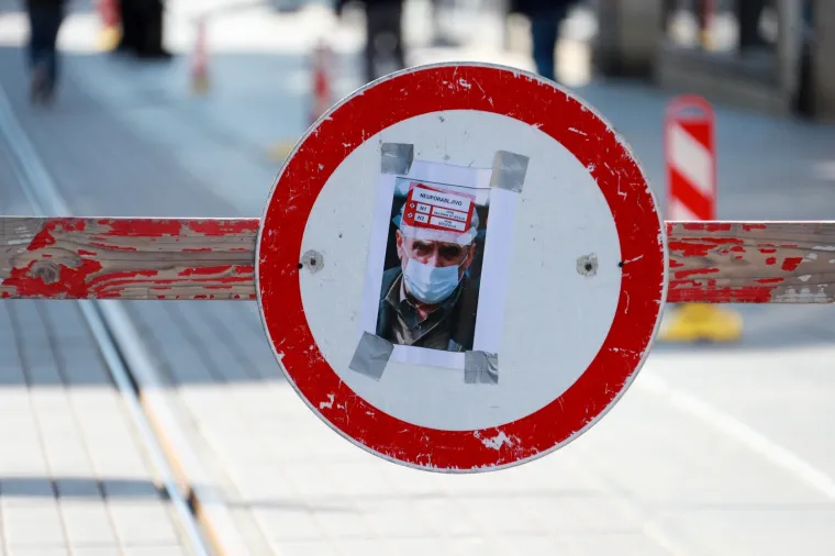 BANDIĆ NA METI KRITIKE: Netko je na njegovu fotku prilijepio naljepnicu 'neuporabljivo' i postavio na znak u Ilici