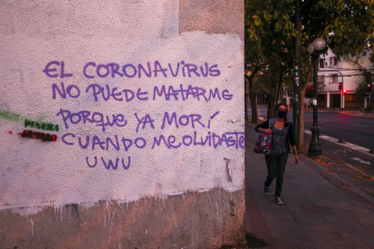 Grafit na ulicama Santiaga: "Koronavirus me ne može ubiti, jer sam umro otkad si me zaboravila"