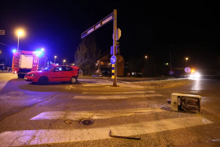 Te&scaron;ka nesreća u Sesvetama: BMW se zabio u kuću i zapalio. Vozača izvukli građani