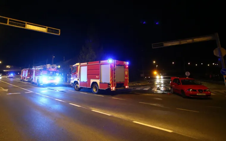 Te&scaron;ka nesreća u Sesvetama: BMW se zabio u kuću i zapalio. Vozača izvukli građani