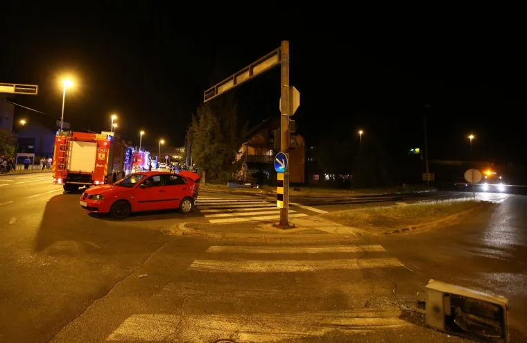 Te&scaron;ka nesreća u Sesvetama: BMW se zabio u kuću i zapalio. Vozača izvukli građani