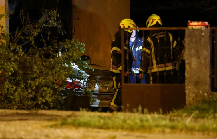 Te&scaron;ka nesreća u Sesvetama: BMW se zabio u kuću i zapalio. Vozača izvukli građani