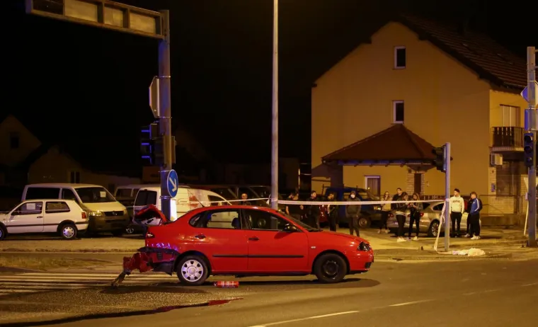 Te&scaron;ka nesreća u Sesvetama: BMW se zabio u kuću i zapalio. Vozača izvukli građani