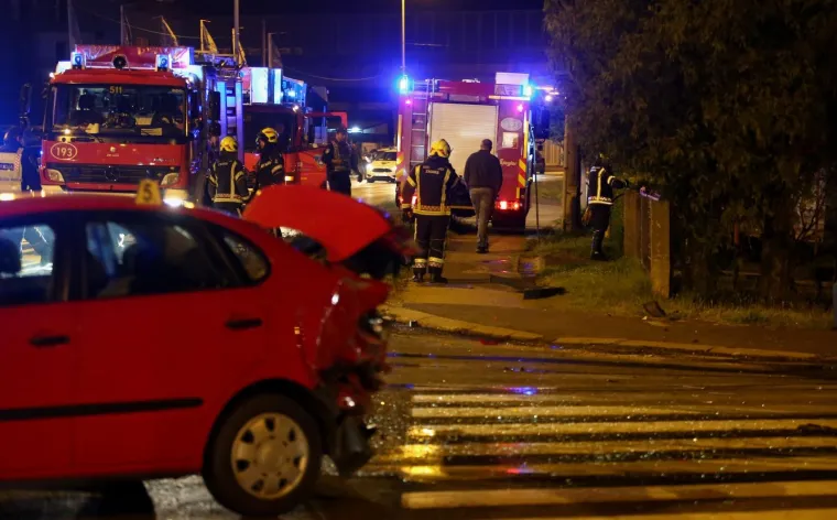 Te&scaron;ka nesreća u Sesvetama: BMW se zabio u kuću i zapalio. Vozača izvukli građani