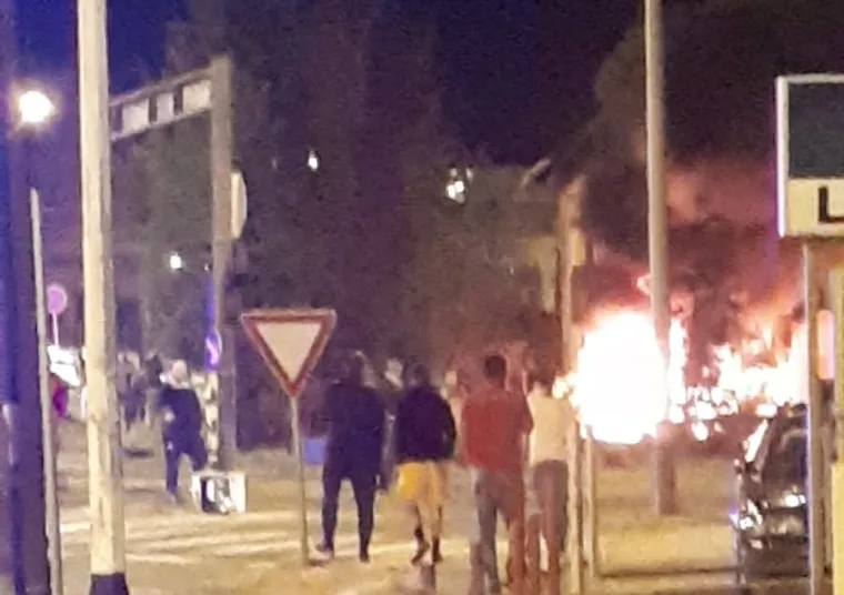 Te&scaron;ka nesreća u Sesvetama: BMW se zabio u kuću i zapalio. Vozača izvukli građani