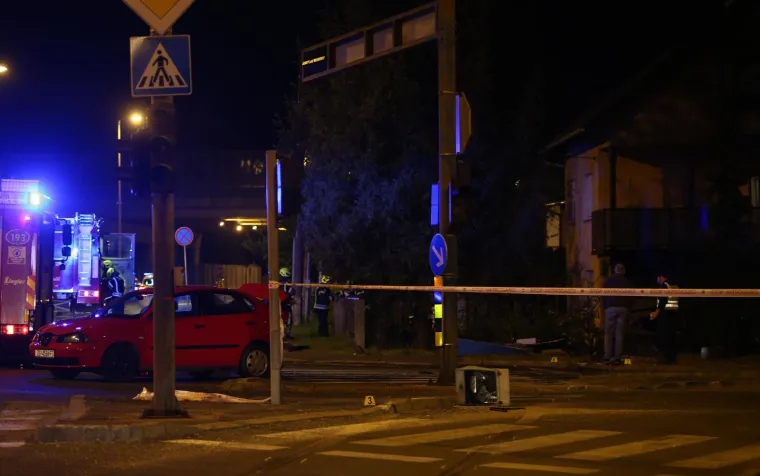 Te&scaron;ka nesreća u Sesvetama: BMW se zabio u kuću i zapalio. Vozača izvukli građani