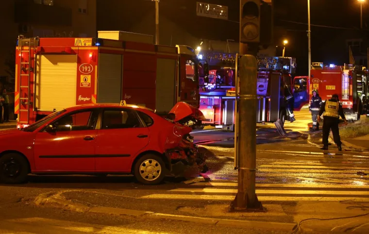 Te&scaron;ka nesreća u Sesvetama: BMW se zabio u kuću i zapalio. Vozača izvukli građani