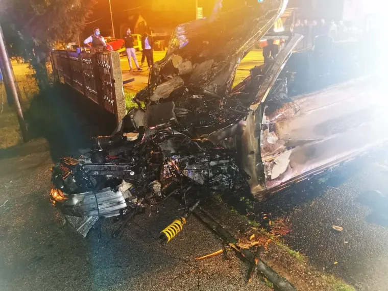 Te&scaron;ka nesreća u Sesvetama: BMW se zabio u kuću i zapalio. Vozača izvukli građani