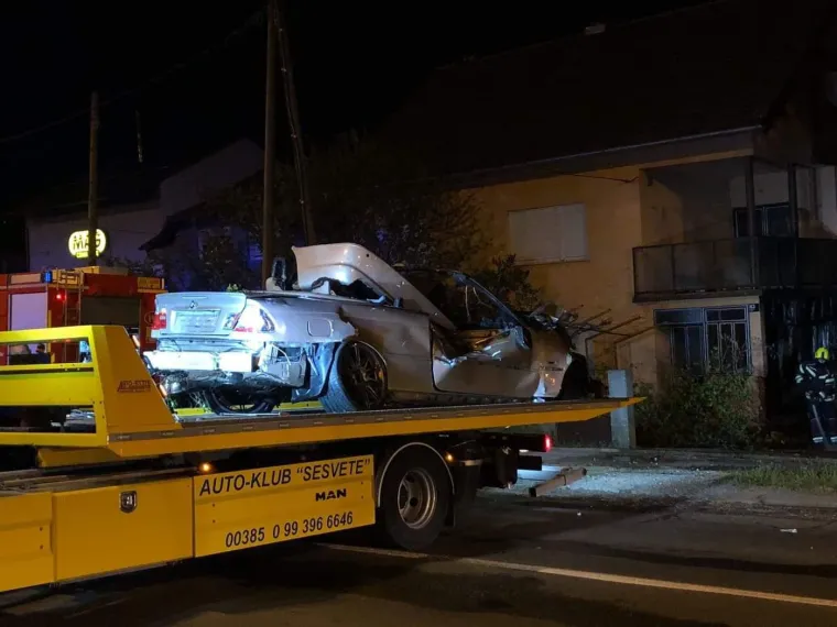 Te&scaron;ka nesreća u Sesvetama: BMW se zabio u kuću i zapalio. Vozača izvukli građani