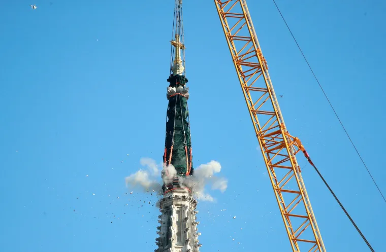 Tisuće ljudi pratilo je ru&scaron;enje tornja katedrale: 'Dugo smo čekali, bilo je te&scaron;ko za gledati'