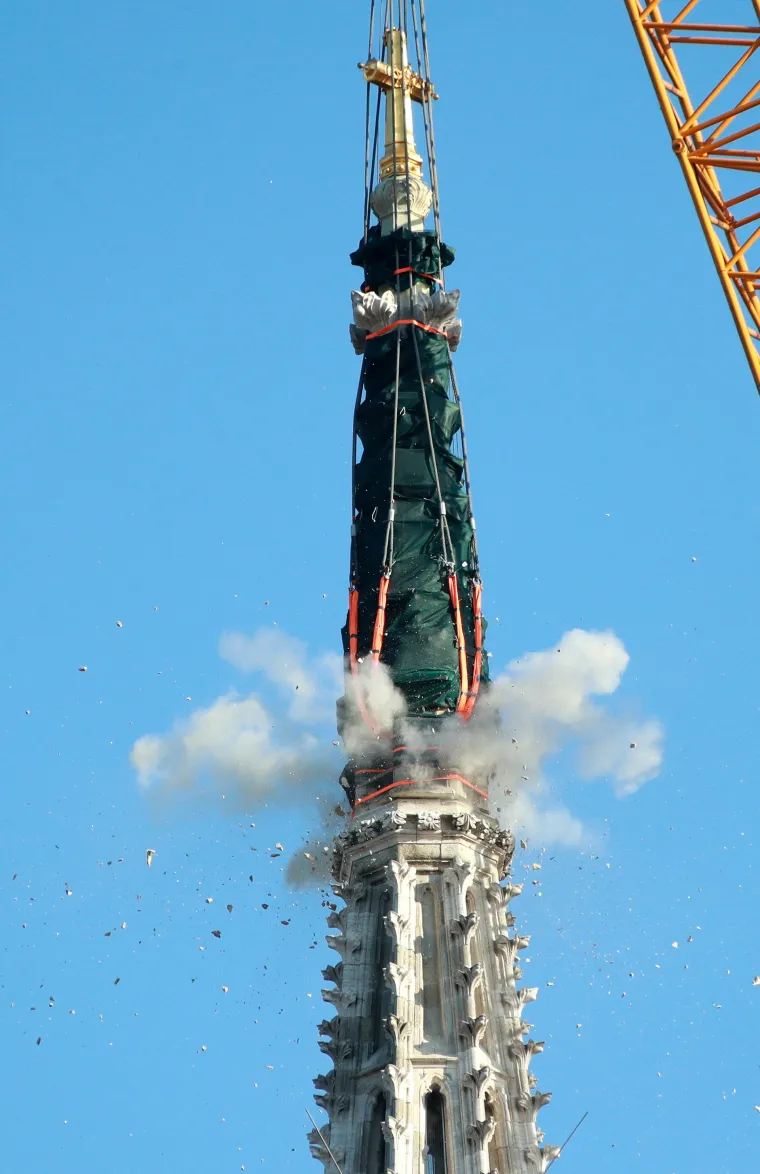 Tisuće ljudi pratilo je ru&scaron;enje tornja katedrale: 'Dugo smo čekali, bilo je te&scaron;ko za gledati'