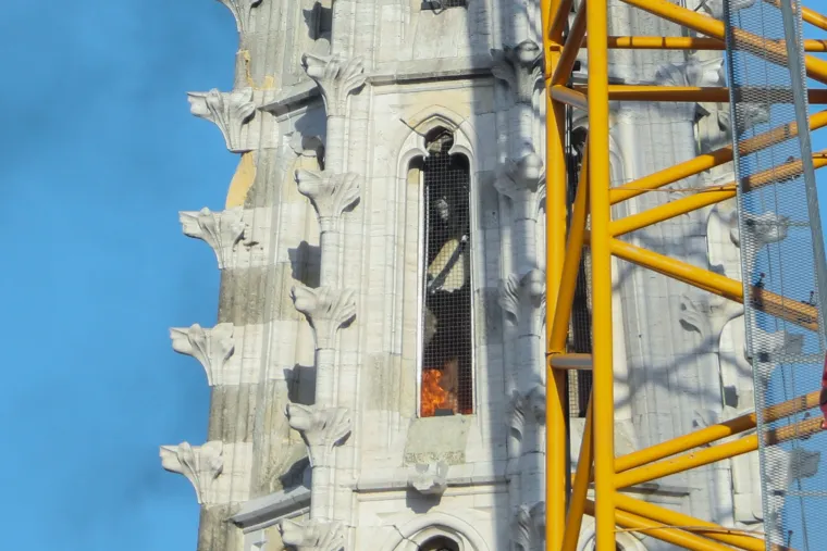 Tisuće ljudi pratilo je ru&scaron;enje tornja katedrale: 'Dugo smo čekali, bilo je te&scaron;ko za gledati'
