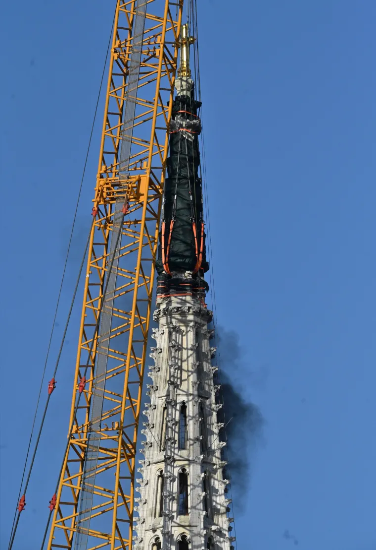 Tisuće ljudi pratilo je ru&scaron;enje tornja katedrale: 'Dugo smo čekali, bilo je te&scaron;ko za gledati'