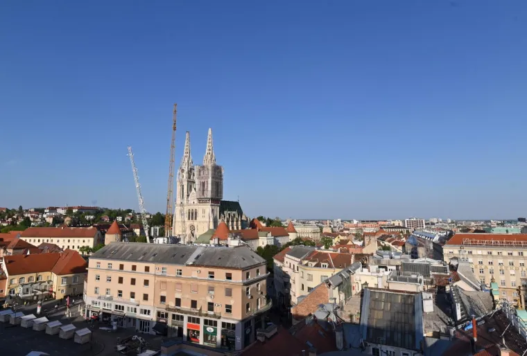 17.04.2020., Zagreb - Pocelo rusenje sjevernog tornja katedrale. 
Photo: Marko Lukunic/PIXSELL